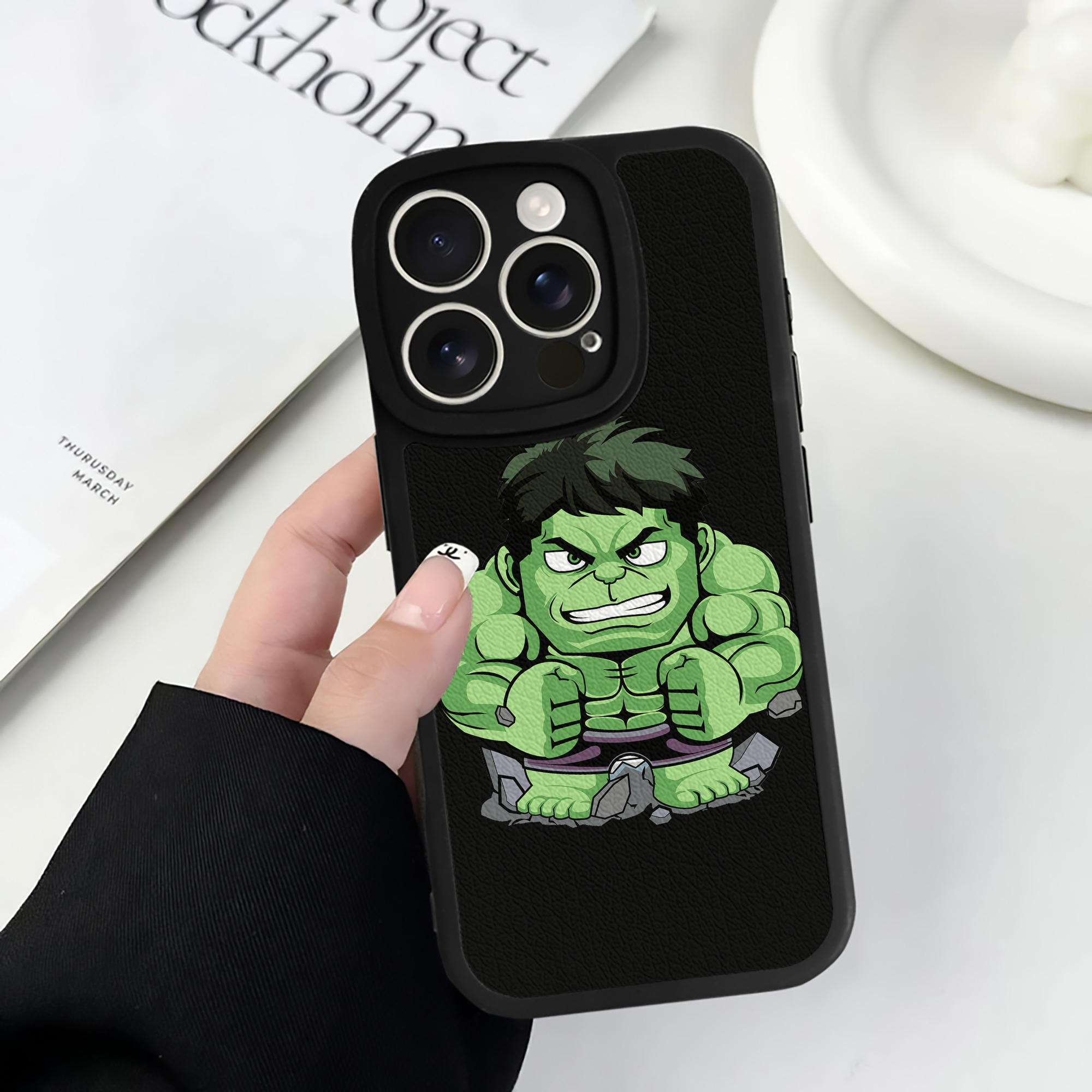 （画像用） アベンジャーズ The Avengers 【iPhone 16シリーズ対応】シリコンスマホケース（レザー調） 材質：シリコン